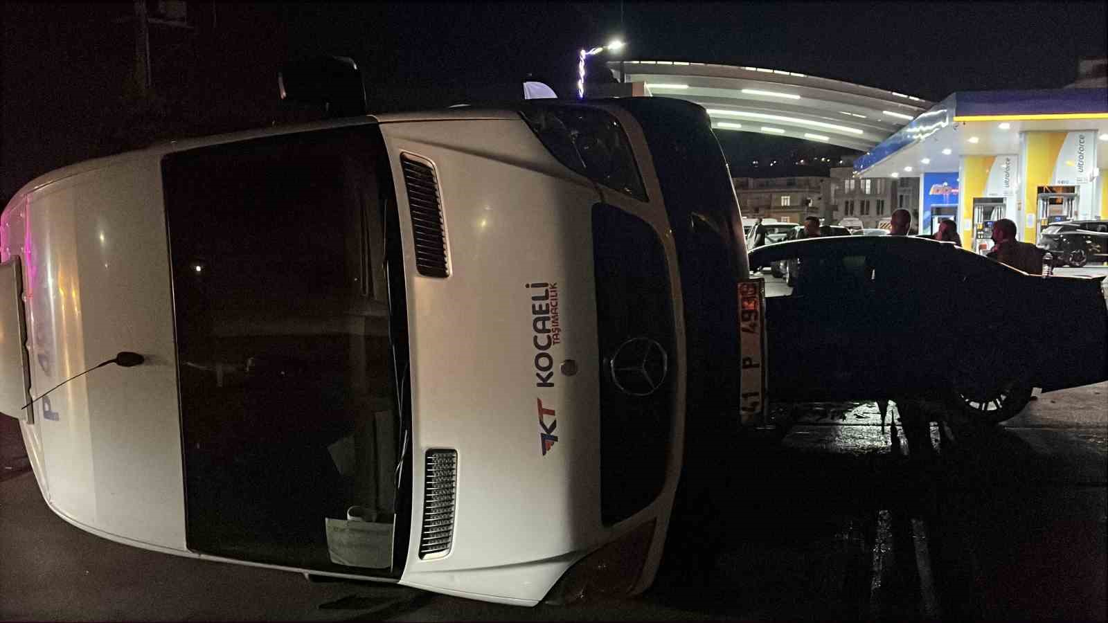 Otomobil ile çarpışan servis minibüsü devrildi: 1 yaralı