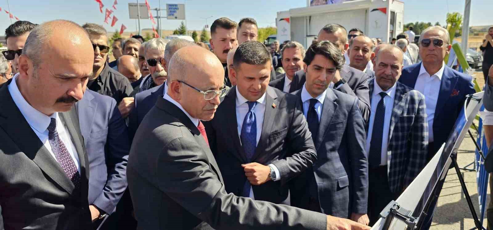 Bakan Şimşek önce yolu açtı, sonra TOGG ile geçti
