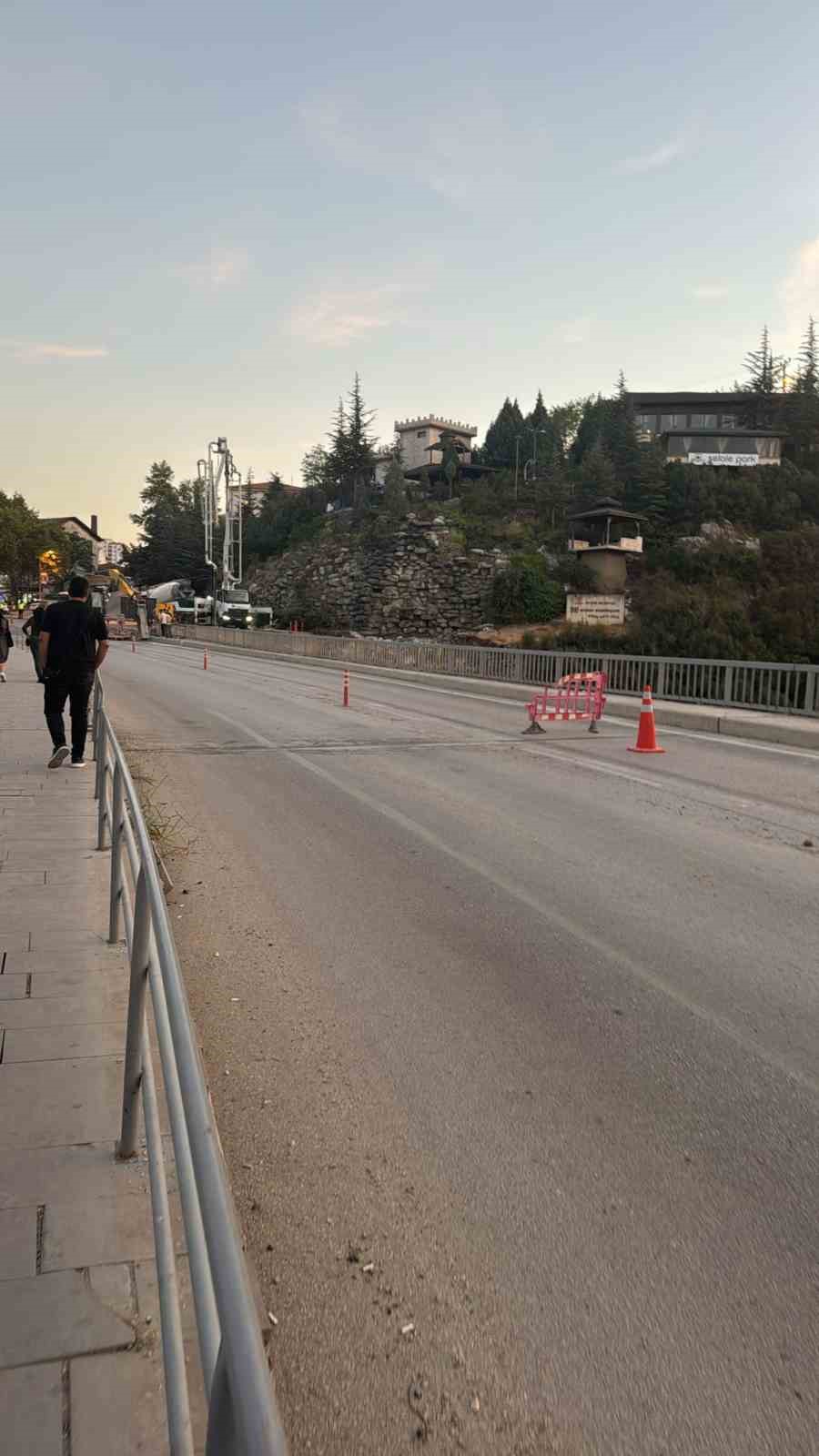 Hamsu Köprüsü’nde toprak kayması: Güvenlik önlemi alındı, trafik kapatıldı