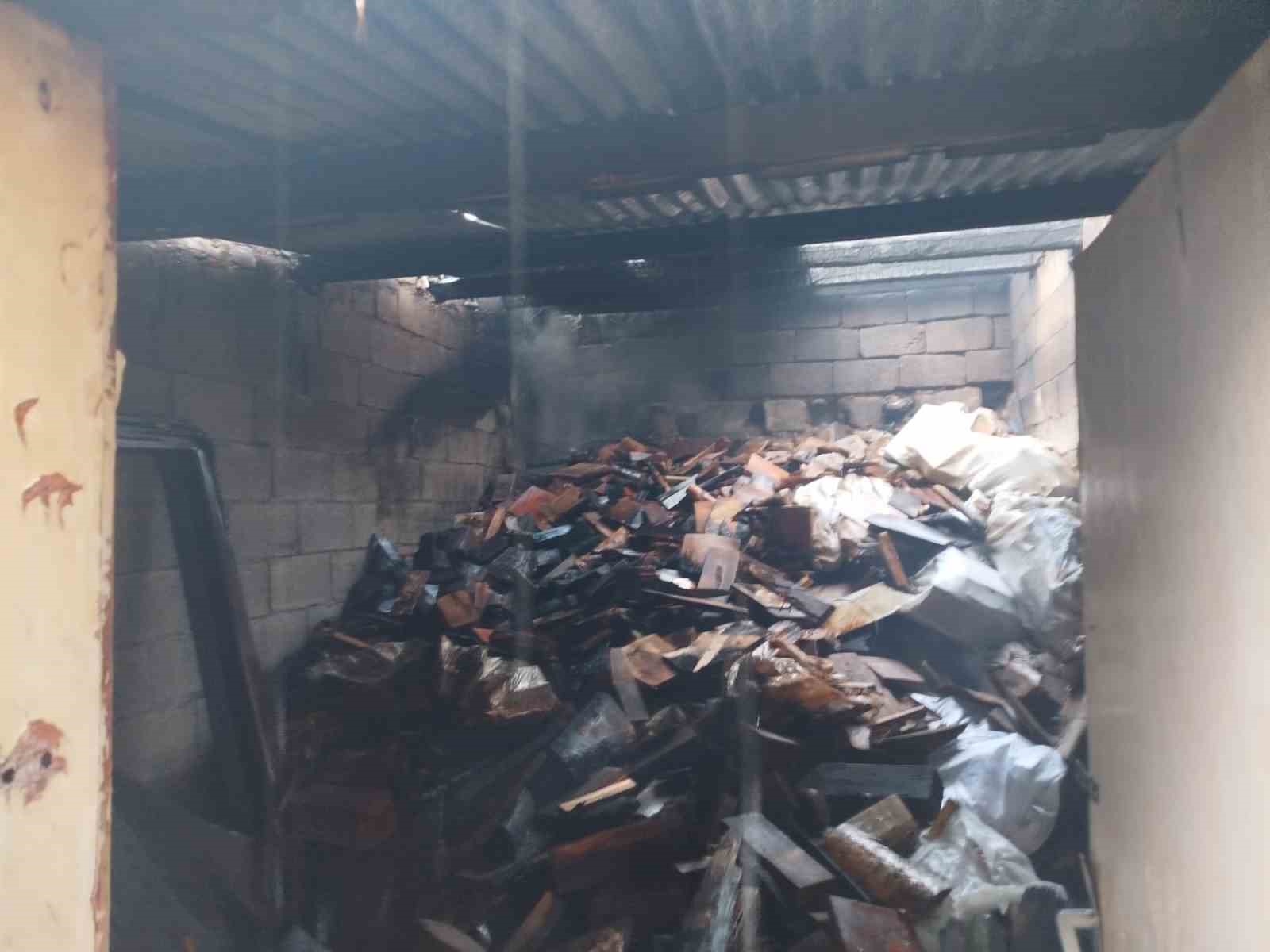 Odunlukta çıkan yangın itfaiyenin müdahalesiyle söndürüldü