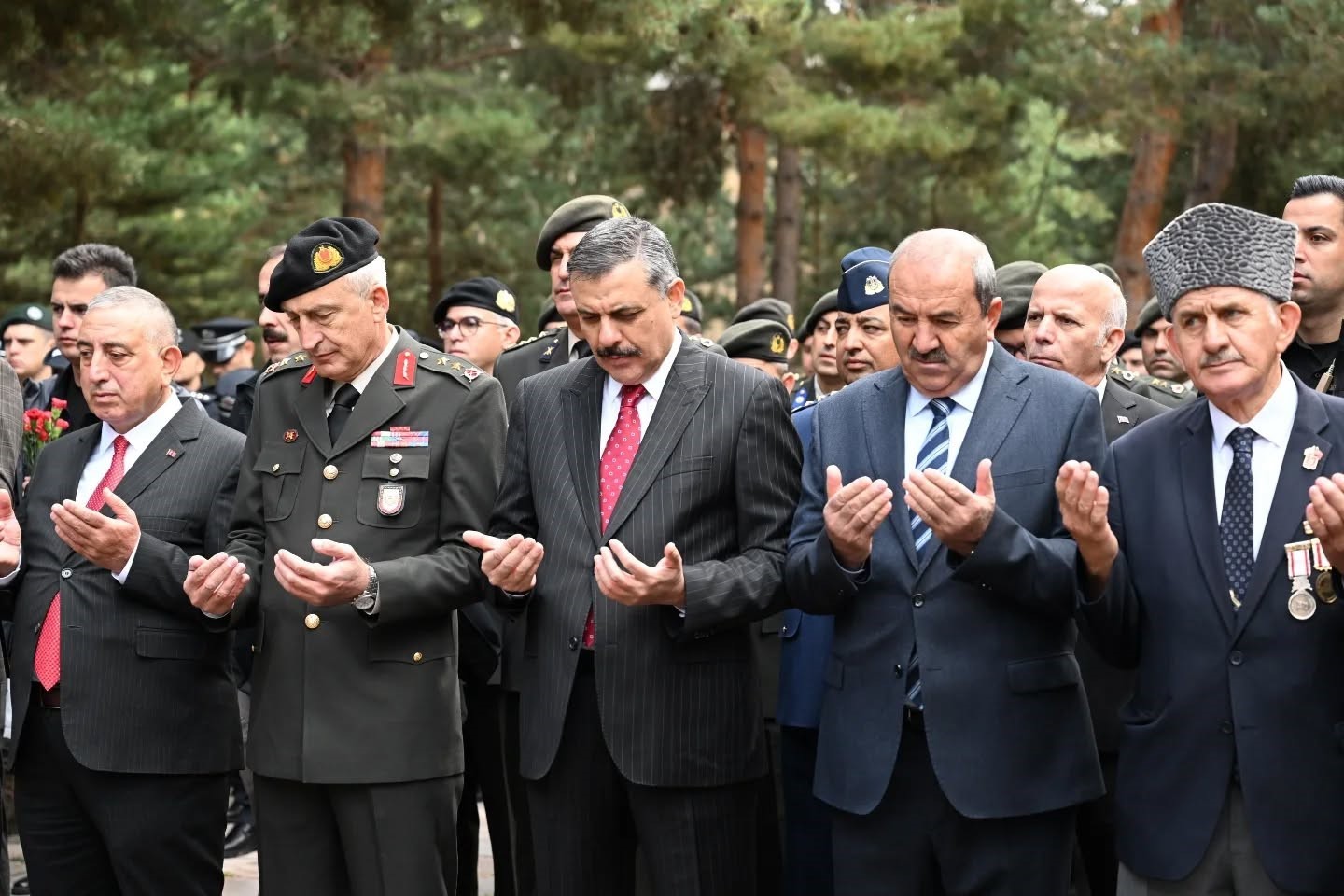 Vali Çiftçi, Karskapı ve Erzurum polis şehitliğini ziyaret etti
