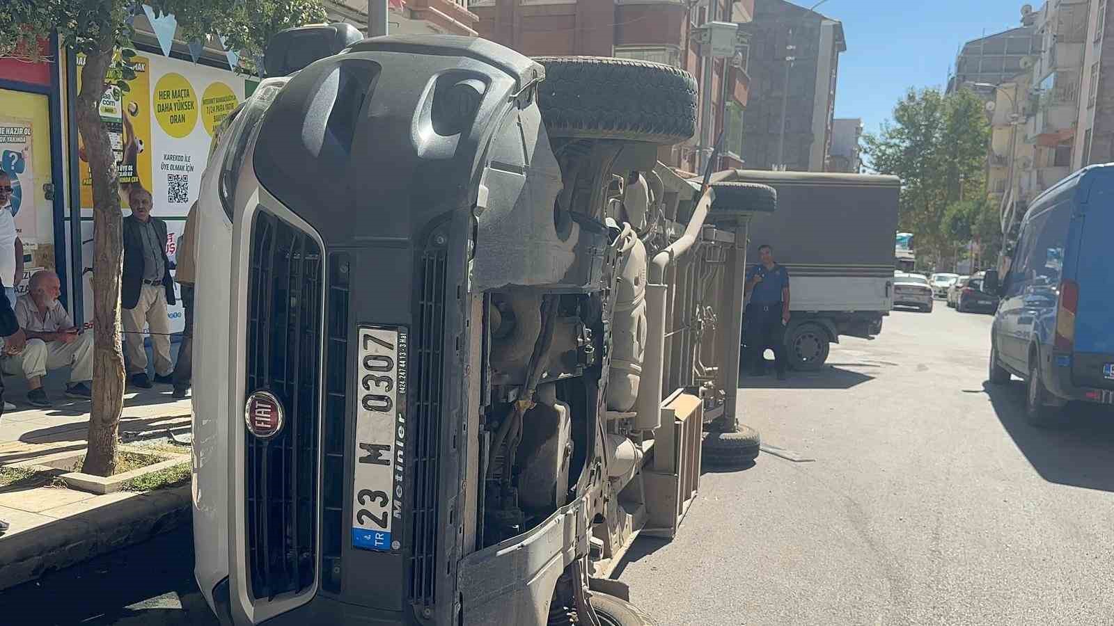 Kamyonet ile çarpışan yolcu minibüsü devrildi