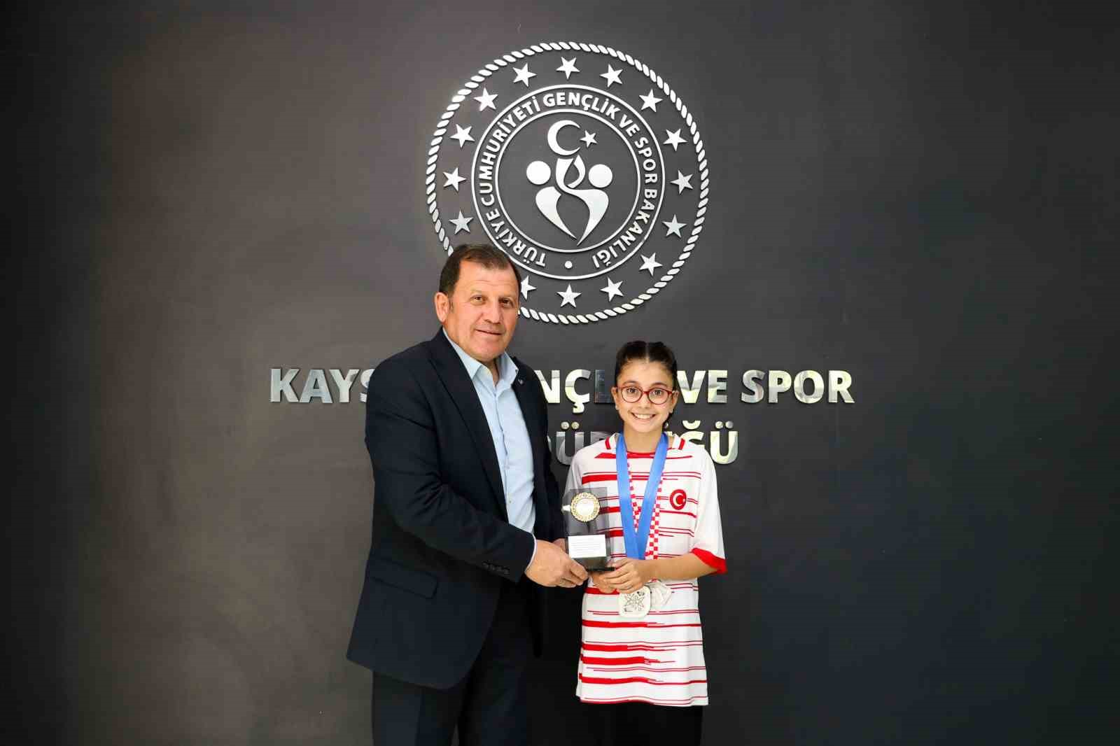 Badminton şampiyonlarından gurur ziyareti