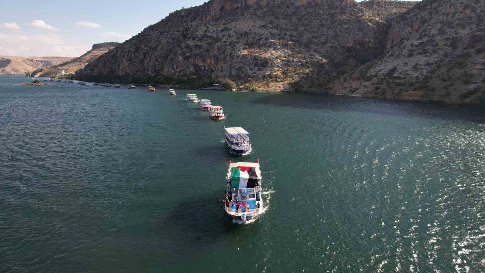 Halfeti’de teknelerle Sumud Filosu’na destek