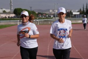 Balıkesir’de yüzlerce genç sağlıklı yaşam için spor yaptı
