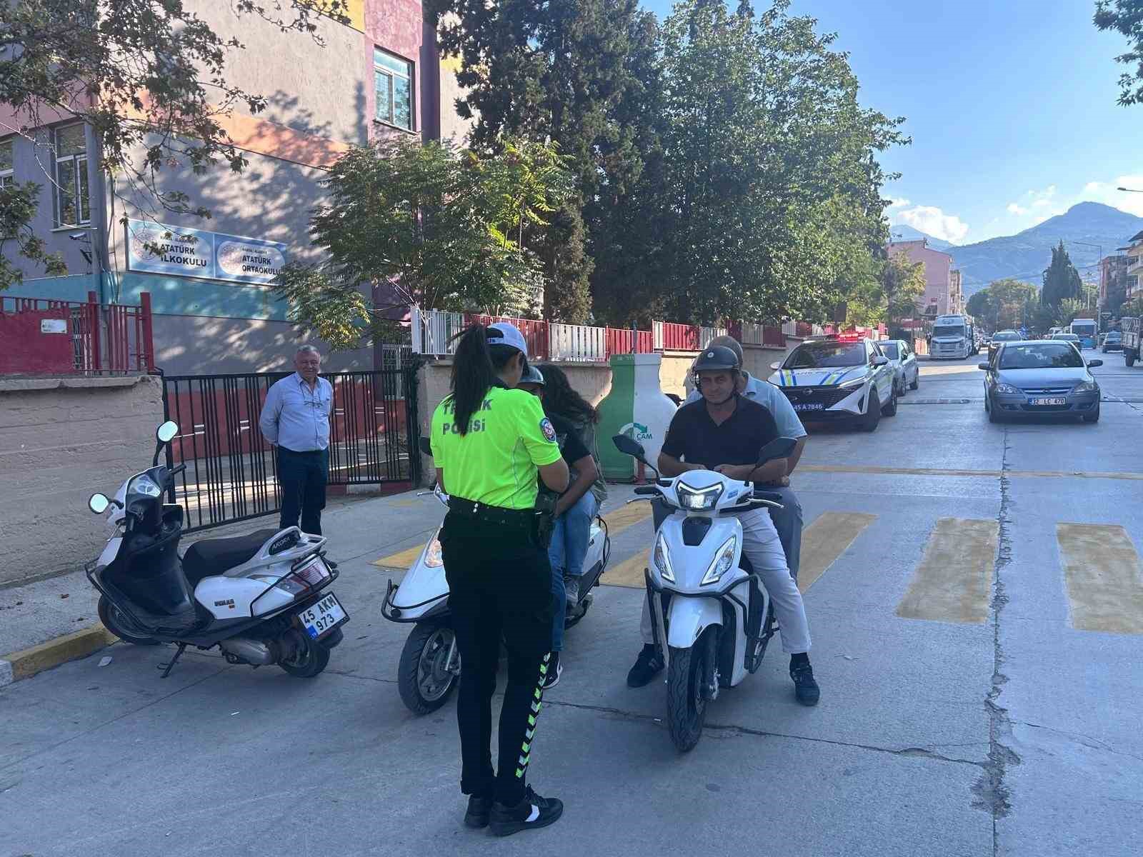 Alaşehir’de öğrenciler polis ve bekçilerle güvende