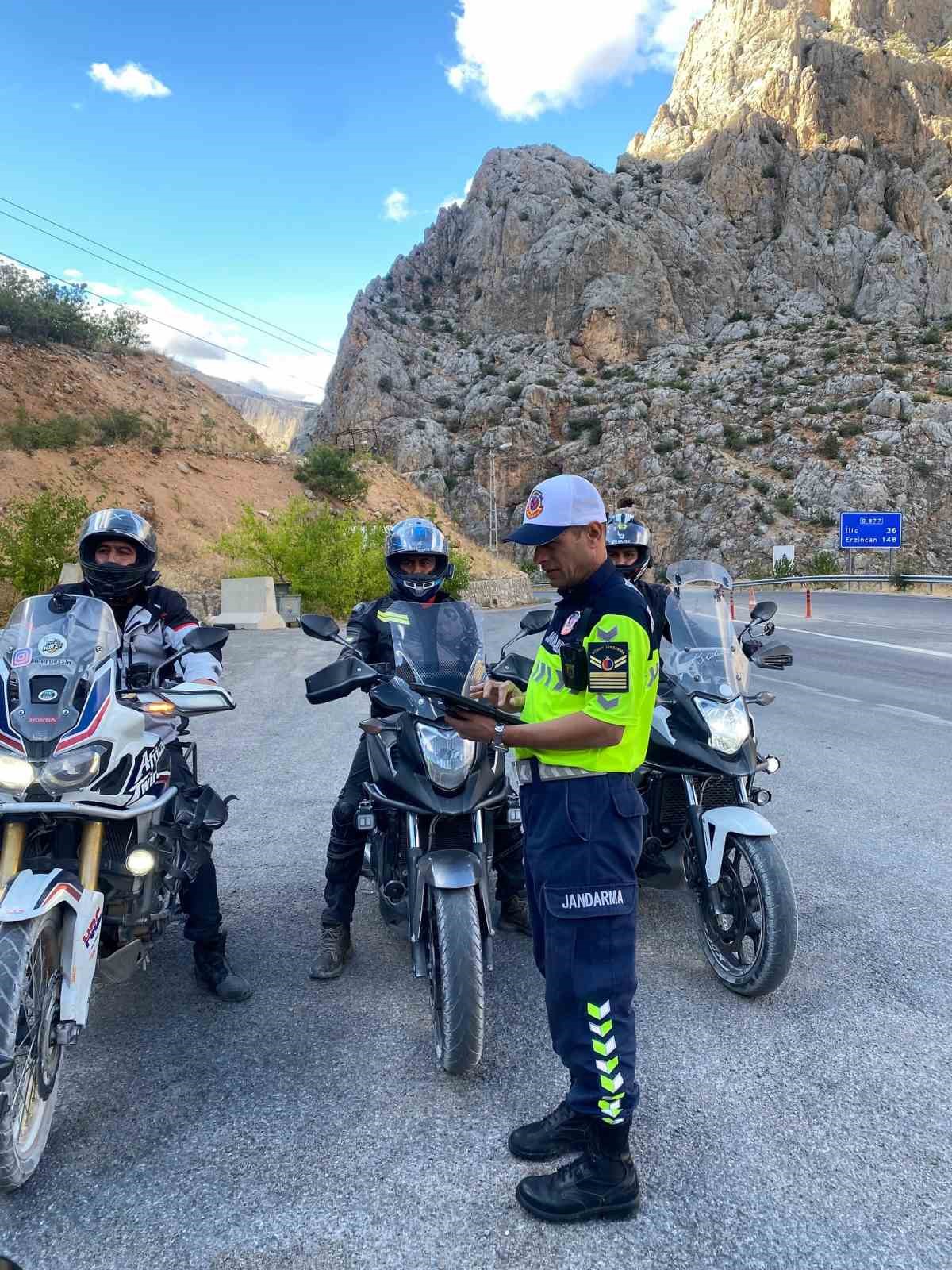 Kemaliye’de asayiş ve yol kontrol uygulaması yapıldı