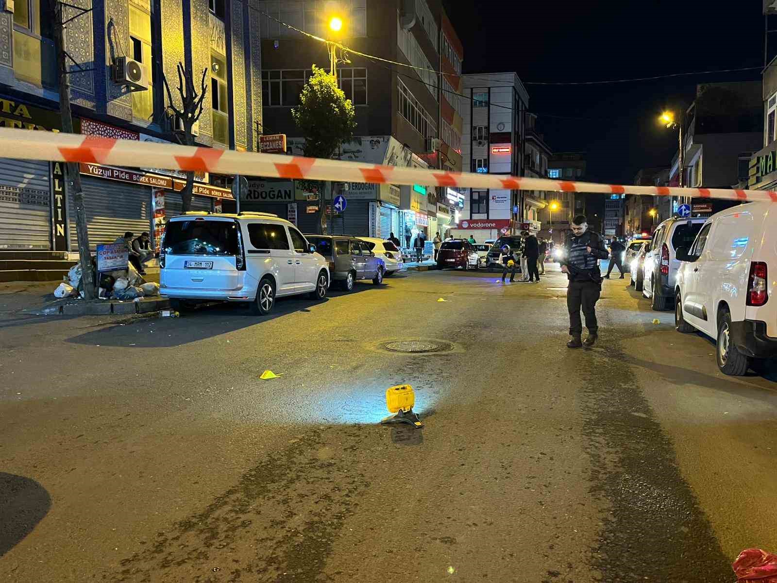 Bağcılar’da seyir halindeki otomobile silahlı saldırı: 2 yaralı
