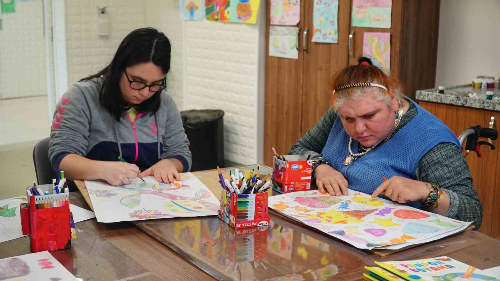 Engelli bireyler Kağıthane’de hem üretiyor hem sosyalleşiyor