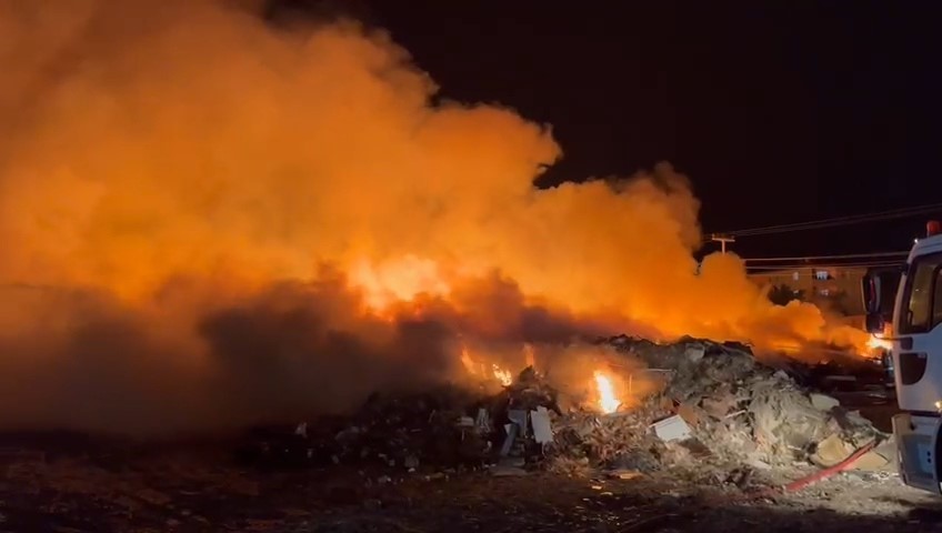Kapaklı’da hurdalık yangını korkuttu