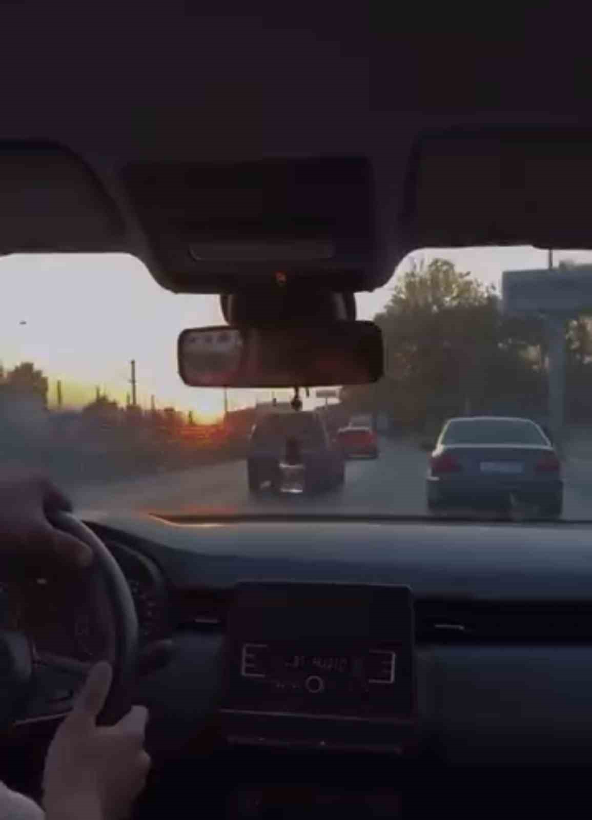 Makas atarak trafiği tehlikeye attı, o anları kayda aldırıp paylaştı