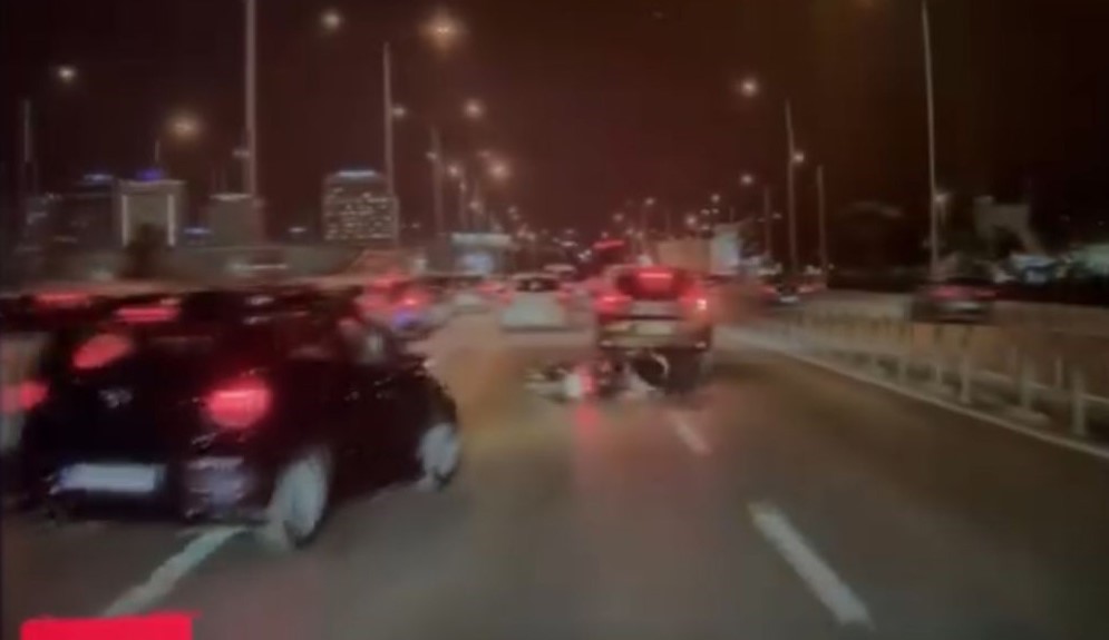 Otomobilin çarptığı motosikletli böyle savruldu