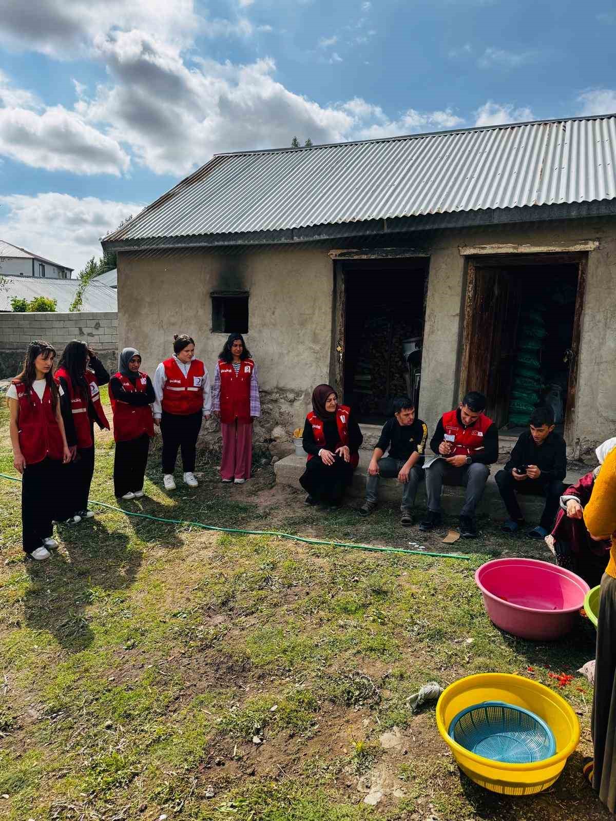 Kızılay Patnos şubesi ihtiyaç sahibi ailelere yardım ulaştırdı