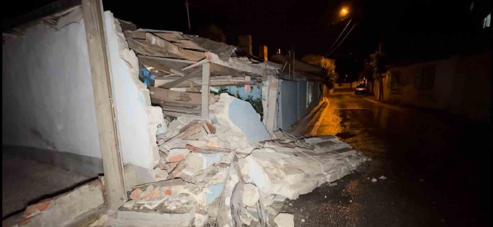Edirne’de minibüs eve girdi
