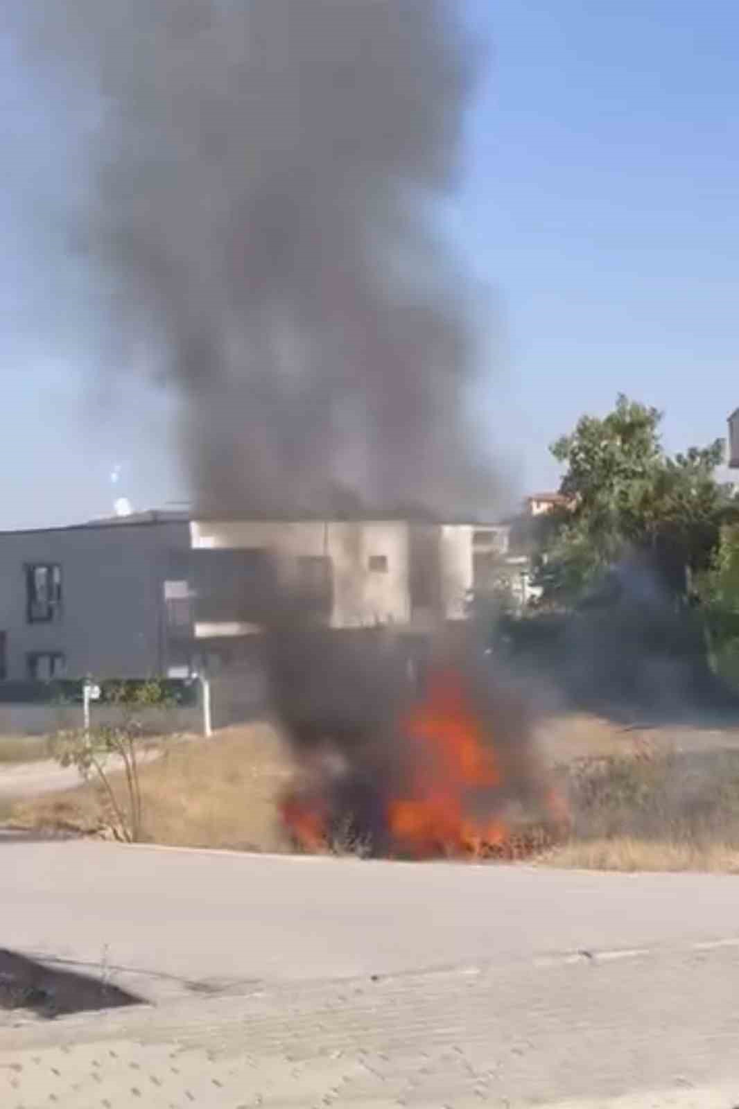 Terk edilmiş otomobil alev alev yandı